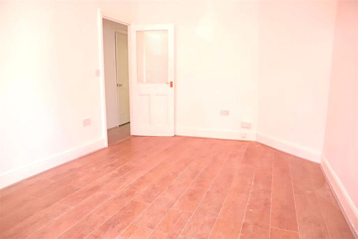 1 Bedroom Flat To Rent In Kings Avenue, Hounslow, Middlesex, TW3