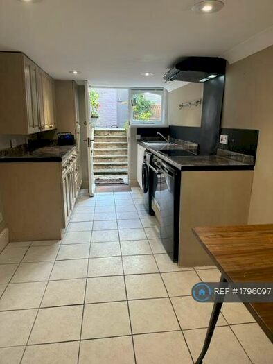 Studio To Rent In Queens Crescent, Southsea, PO5