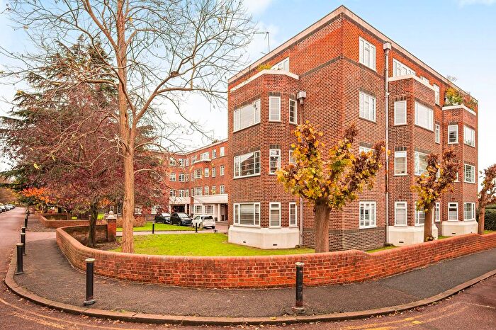 2 Bedroom Flat For Sale In Sheen Court, Richmond, TW10