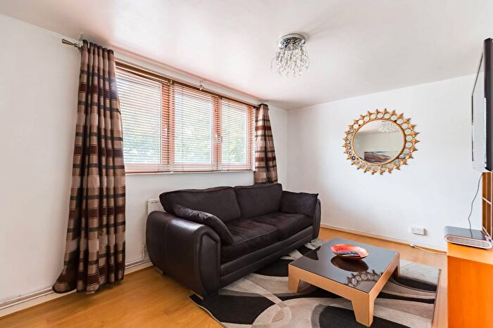 2 Bedroom Maisonette To Rent In Alfred Street, Mile End, London, E3