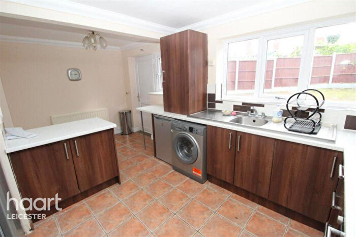 4 Bedroom Semi-Detached House To Rent In Kinross Avenue, Leicester, LE5