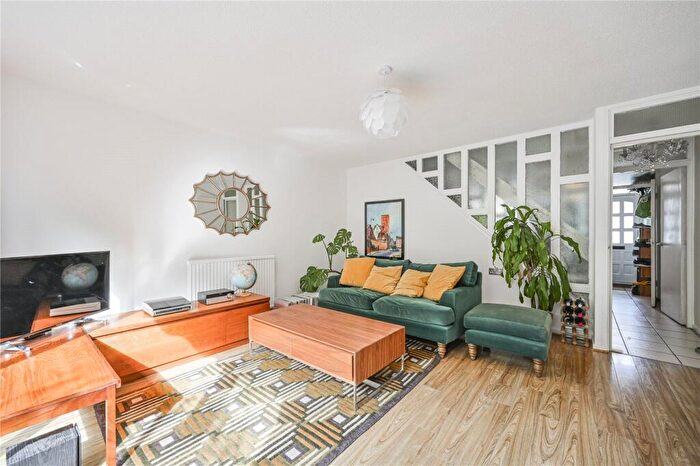 3 Bedroom Terraced House For Sale In Vale Road, London, N4