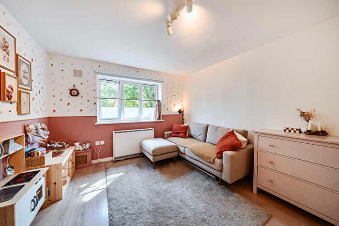 1 Bedroom Flat For Sale In Woodview Close, London, Greater London, N4