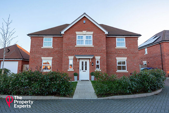 5 Bedroom Detached House For Sale In Canberra Lake Way, Reading, RG10