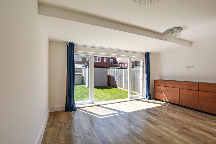 4 Bedroom Terraced House For Sale In Beatrice Square, Tadworth, Surrey, KT20