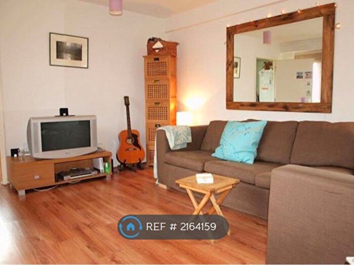 2 Bedroom Flat To Rent In Major Close, London, SW9