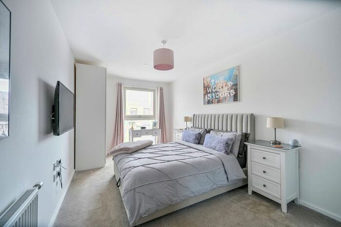 1 Bedroom Flat To Rent In Selbourne Avenue, Hounslow, TW3