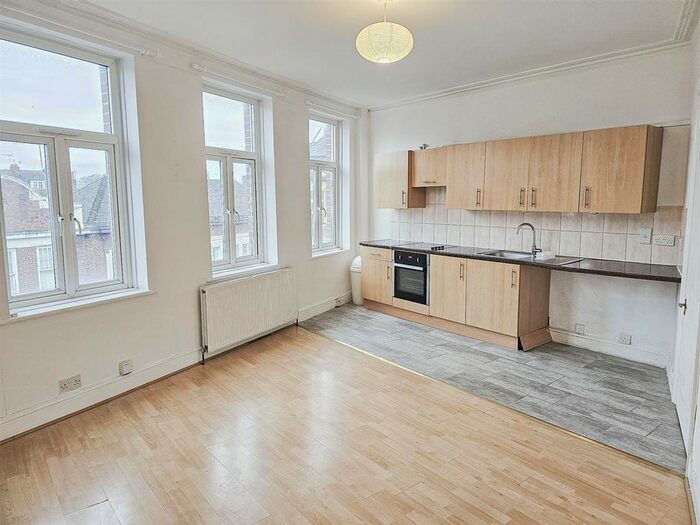3 Bedroom Flat To Rent In York Street, Twickenham, TW1