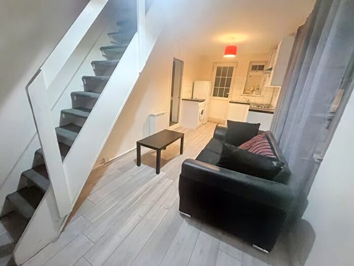 1 Bedroom End Of Terrace House To Rent In Waterbeach Road, Slough, SL1