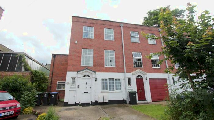 6 Bedroom Semi-Detached House To Rent In Blenheim Close, Winchmore Hill, N21