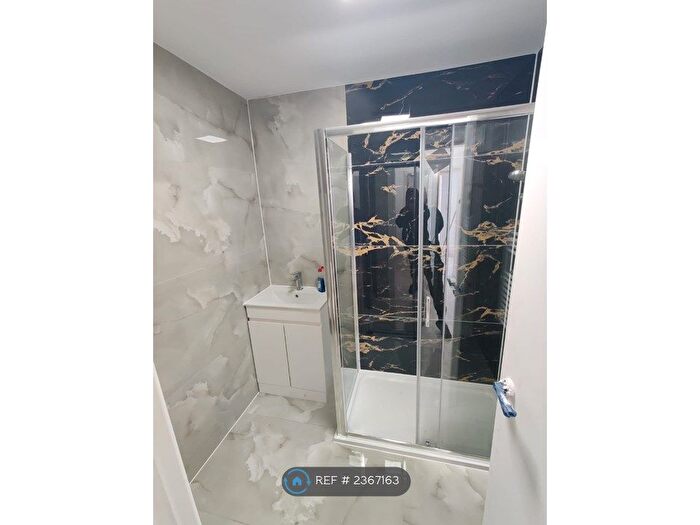 3 Bedroom Flat To Rent In Farm Close, Dagenham, RM10