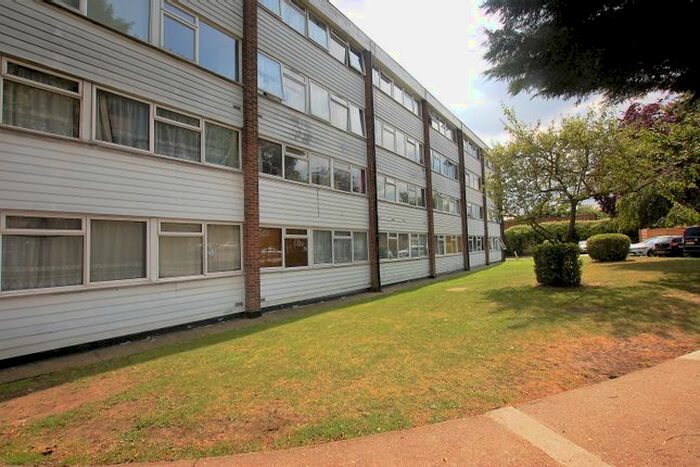 2 Bedroom Maisonette To Rent In Long Green, Chigwell IG7