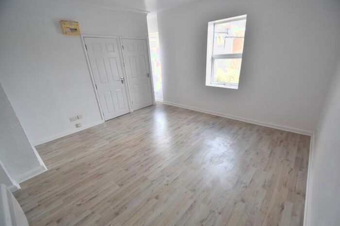Studio To Rent In High Town Road, Luton LU2