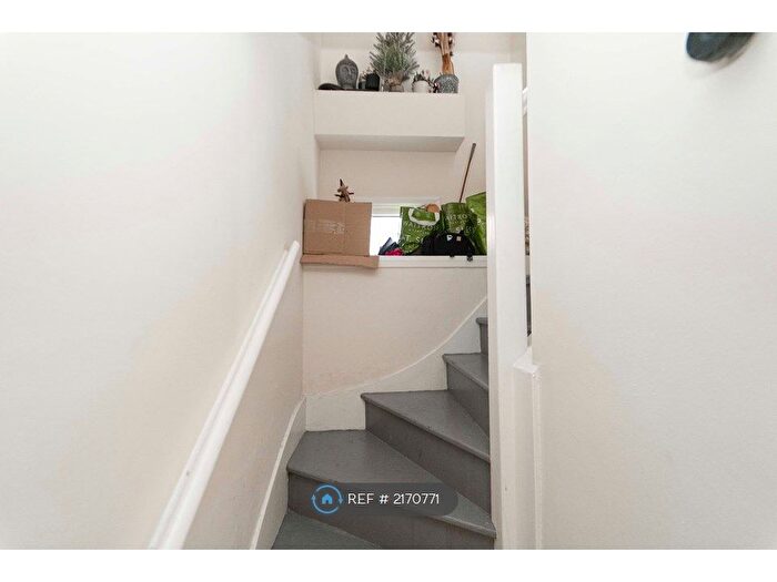 2 Bedroom Flat To Rent In North Pole Road, London, W10