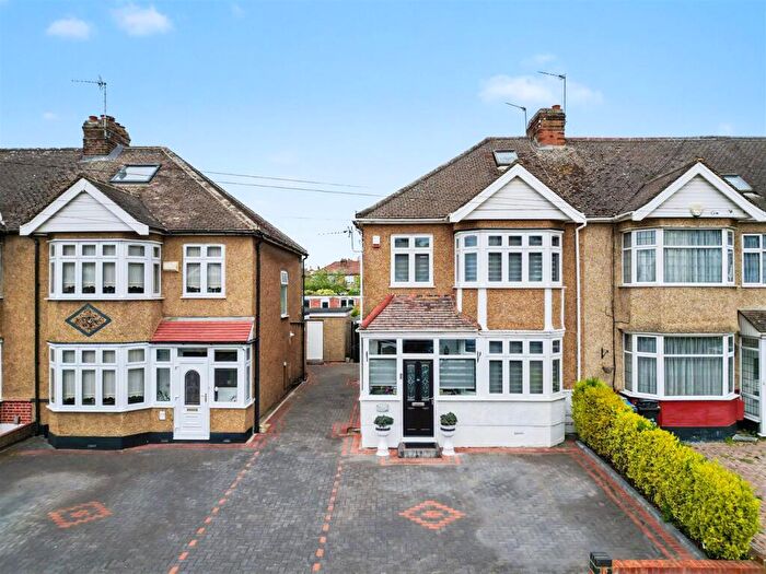 4 Bedroom End Of Terrace House For Sale In Ladysmith Road, Enfield, EN1