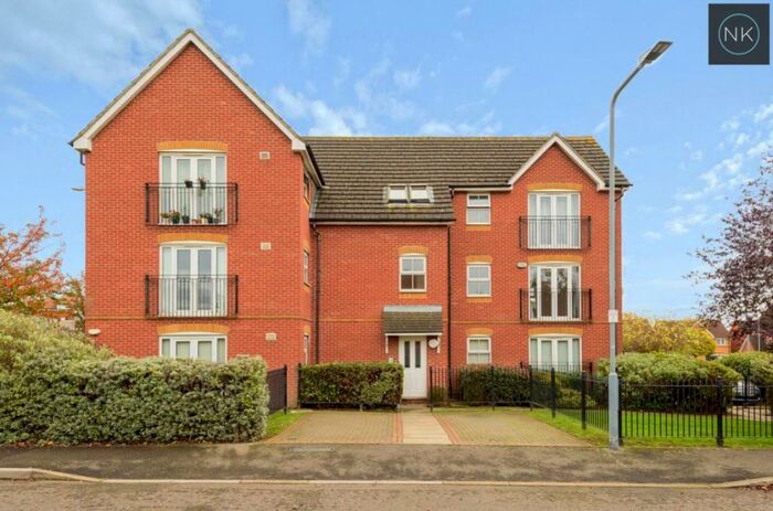 2 Bedroom Flat To Rent In Ravenoak Way Chigwell, IG7