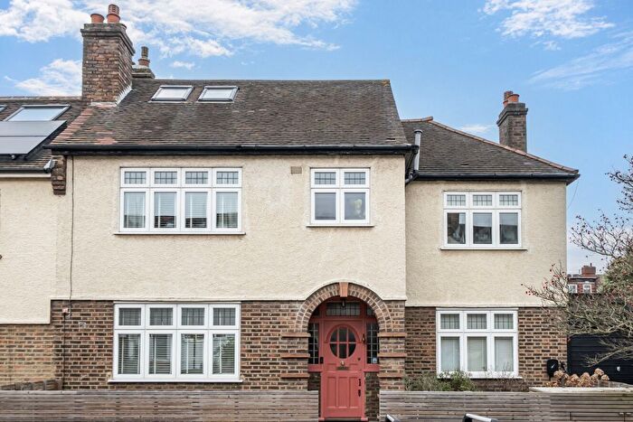4 Bedroom Semi Detached House For Sale In Glennie Road, London, SE27