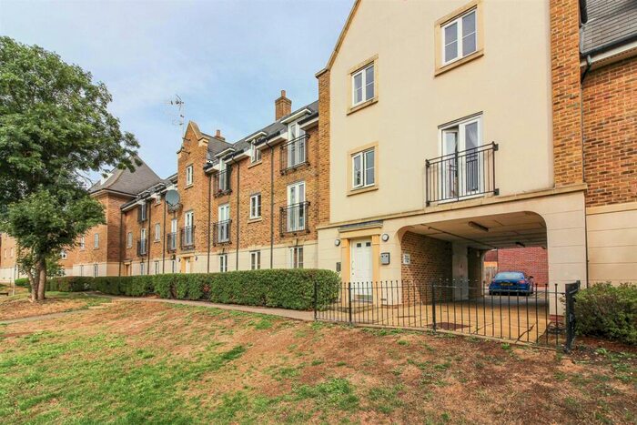 1 Bedroom Flat To Rent In College Close, Loughton, IG10