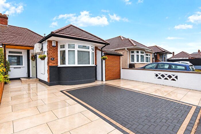 2 Bedroom Bungalow For Sale In Hollingbourne Avenue, Bexleyheath, DA7