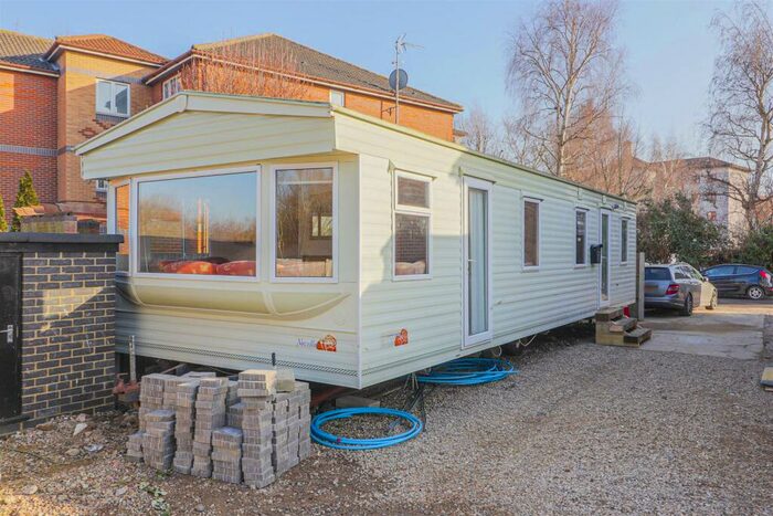 2 Bedroom Mobile Home To Rent In Eleanor Way, Waltham Cross, EN8