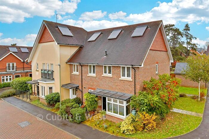 1 Bedroom Flat For Sale In Elliston Way, Ashtead, Surrey, KT21