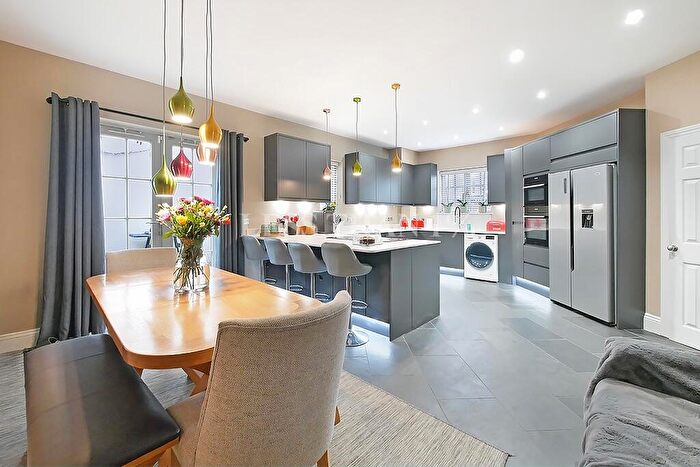 5 Bedroom End Of Terrace House For Sale In Clickers Place -, NN5