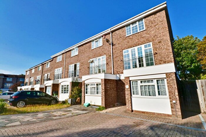 4 Bedroom Town House To Rent In Ullswater Close, Bromley, BR1