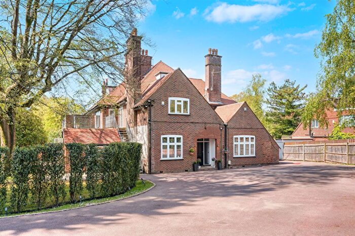 3 Bedroom Flat For Sale In Woodland Way, Kingswood, KT20