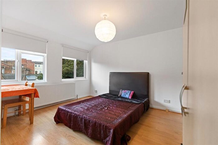 3 Bedroom Flat To Rent In Rockhall Road, London, NW2