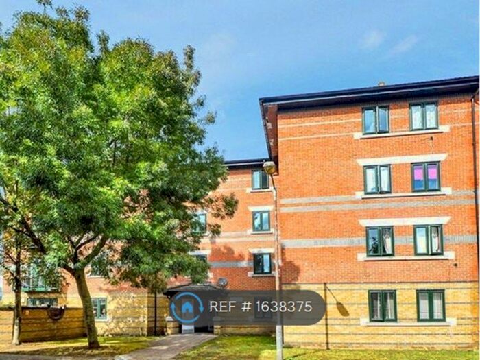 3 Bedroom Flat To Rent In Tralee Court, London, SE16