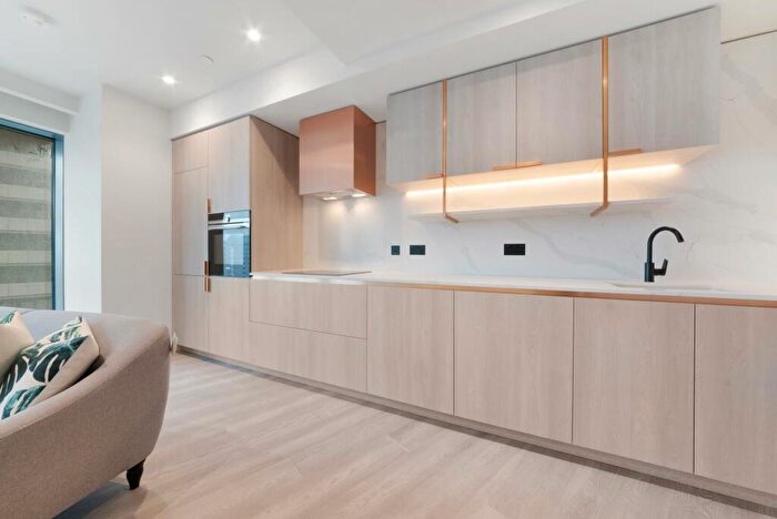 2 Bedroom Apartment To Rent In Aspen, Marsh Wall, London, E22