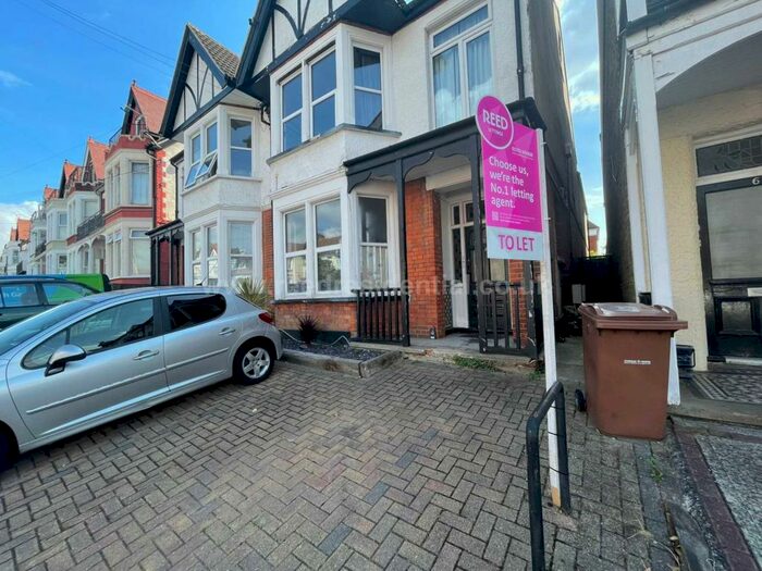 3 Bedroom Flat To Rent In Cobham Road, Westcliff On Sea, Essex, SS0