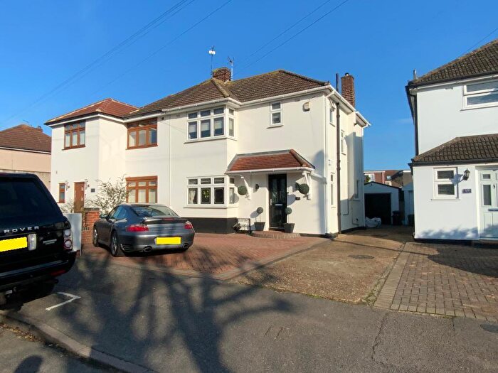 3 Bedroom Semi Detached House For Sale In Rosebank Avenue, Hornchurch, Essex, RM12