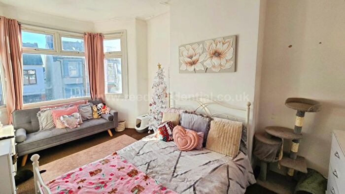 3 Bedroom Terraced House For Sale In Hilldaville Drive, Westcliff On Sea, SS0