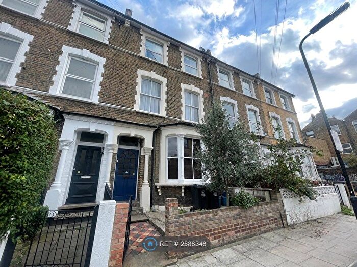 3 Bedroom Flat To Rent In Linscott Road, London, E5
