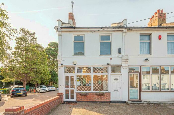 2 Bedroom Flat To Rent In Lodge Lane, North Finchley, London, N12