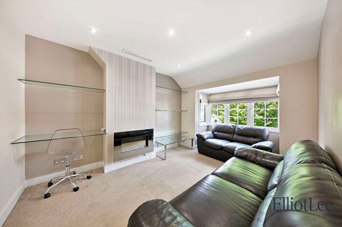 1 Bedroom Maisonette To Rent In Third Avenue, Watford, WD25