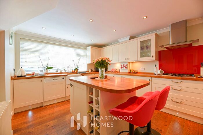 4 Bedroom Detached House For Sale In St. Vincent Drive, St. Albans, AL1