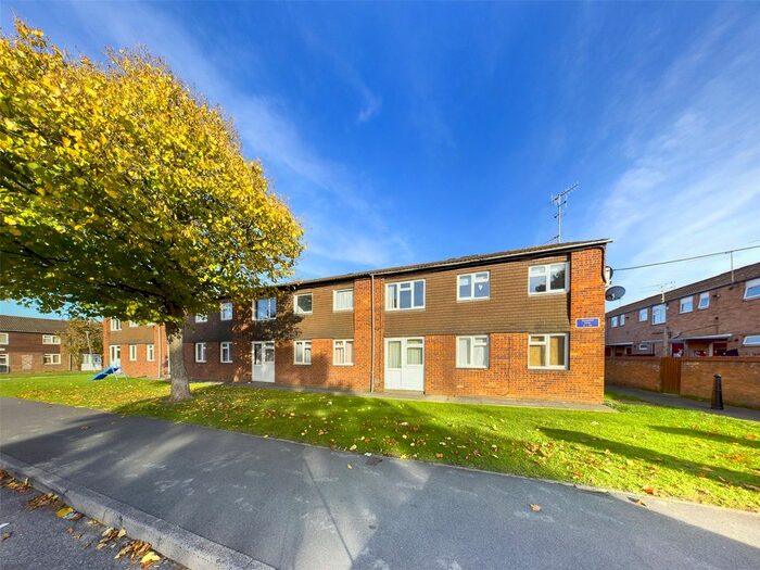 3 Bedroom Flat To Rent In Snowshill Close, Worcester, Worcestershire, WR4