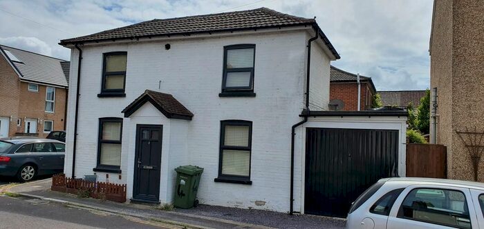 3 Bedroom Detached House To Rent In Henry Road, Shirley, Southampton, SO15