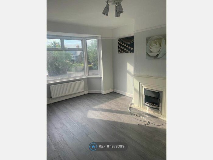 2 Bedroom Flat To Rent In Collier Row Road, Romford, RM5