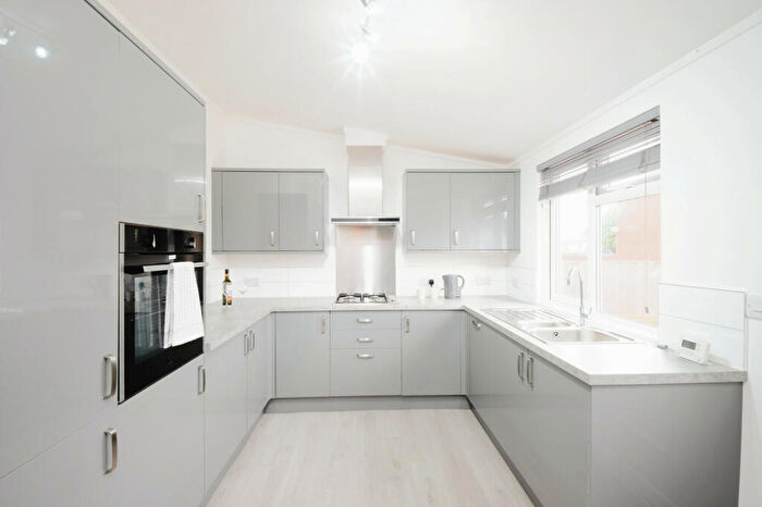 2 Bedroom Park Home For Sale In Barton-Upon-Humber, Lincolnshire, DN18