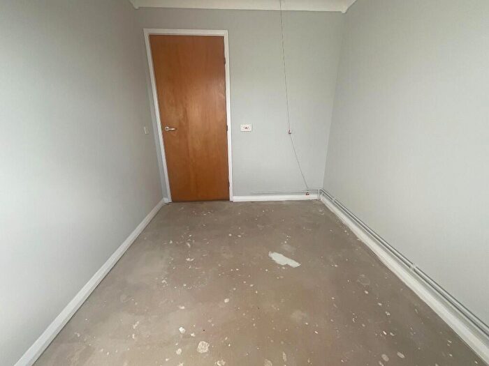 1 Bedroom Flat To Rent In Third-Floor Flat, St James Court, Bradford Road, Brighouse, West Yorkshire, HD6