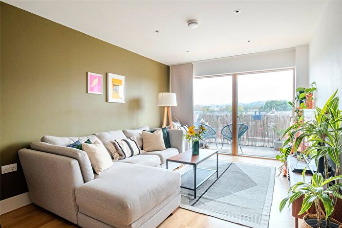 2 Bedroom Flat For Sale In Streatham High Road, London, SW16