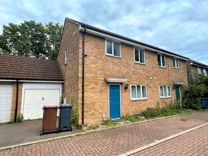 3 Bedroom Semi-Detached House To Rent In Cherwell Grove, South Ockendon., RM15