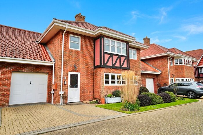 2 Bedroom Flat For Sale In Sutherland Court Gardens, Cromer, NR27