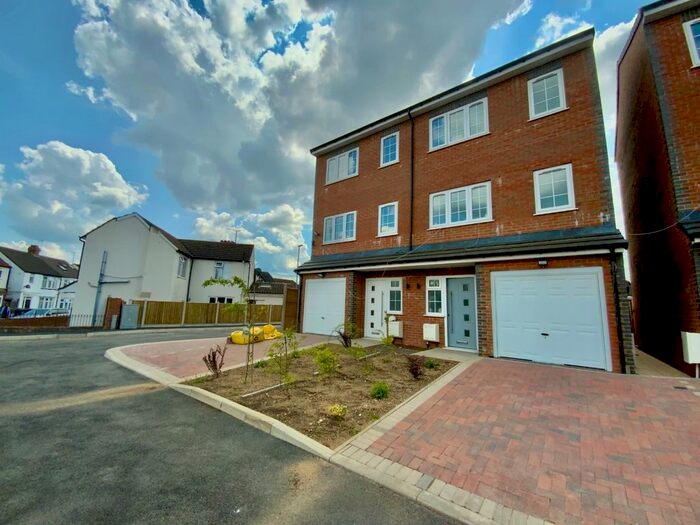 3 Bedroom Town House To Rent In Wingate Road, Luton, Bedfordshire, LU4
