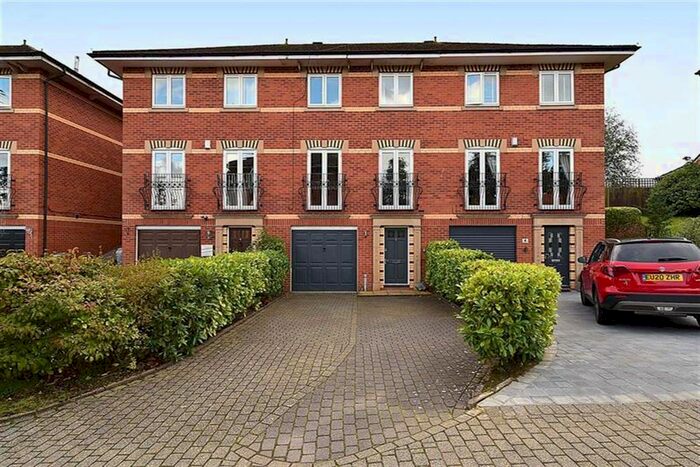 4 Bedroom Mews To Rent In Hedingham Close, Macclesfield, SK10
