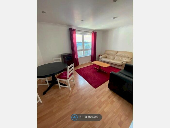 2 Bedroom Flat To Rent In Broughton Road, Edinburgh, EH7