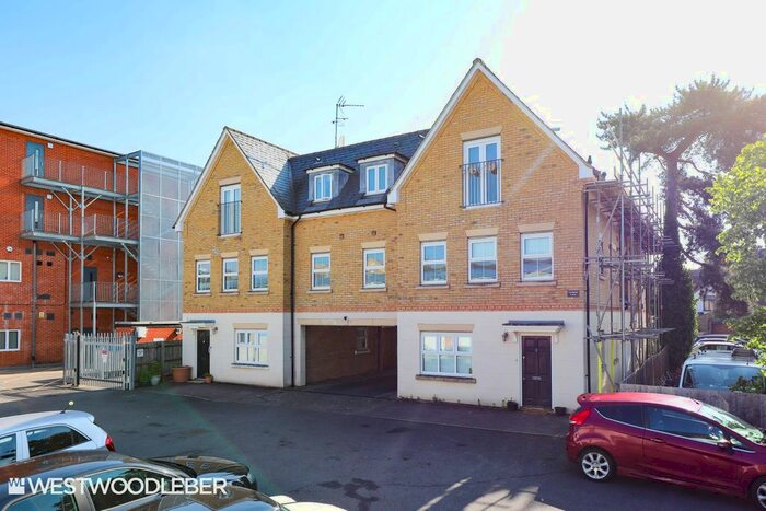 2 Bedroom Flat To Rent In Brocket Road, Hoddesdon, EN11
